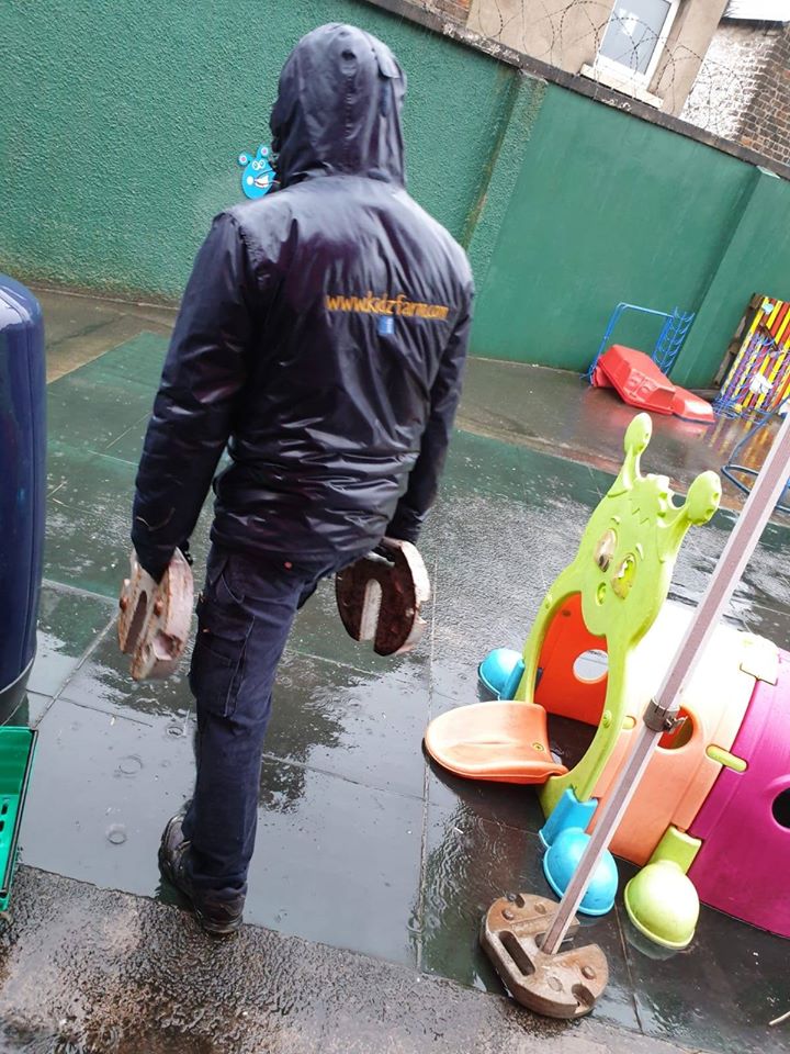 Read more about the article So 44 dry, warm and excited kids after our visit to the Nursery today under the gazebos of course! Animals also warm and dry…. Kenny on the other hand!☔☔☔ it’s a good job he loves what he does..😅